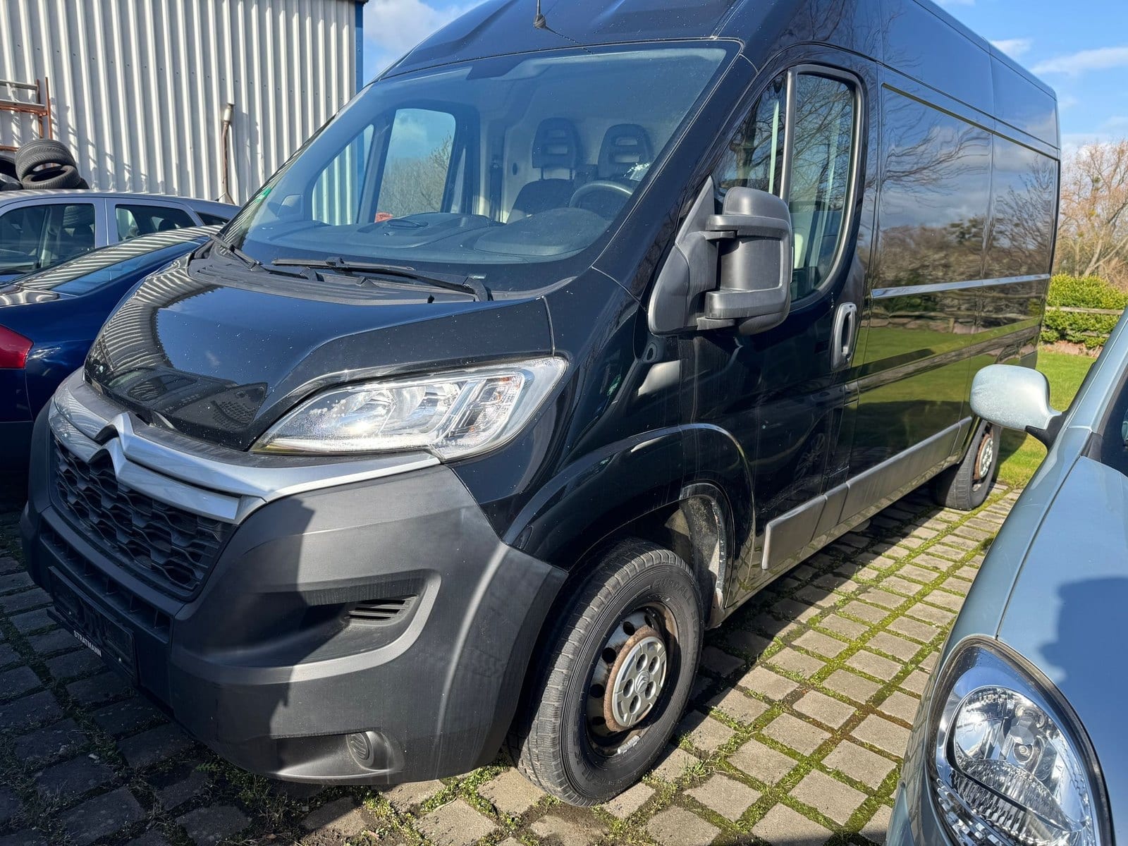 Transporter-Front — illustrativ für Nutzfahrzeug-Begutachtung in OWL