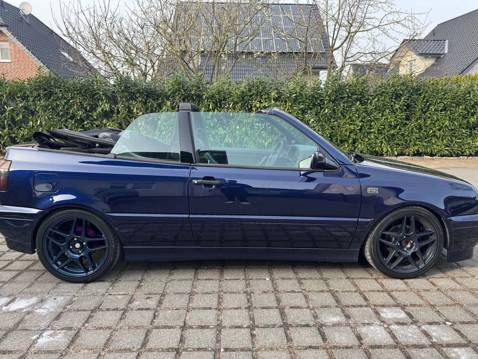 Blauer Youngtimer-Cabrio — illustrativ für Wertgutachten an Klassikern und Liebhaberfahrzeugen