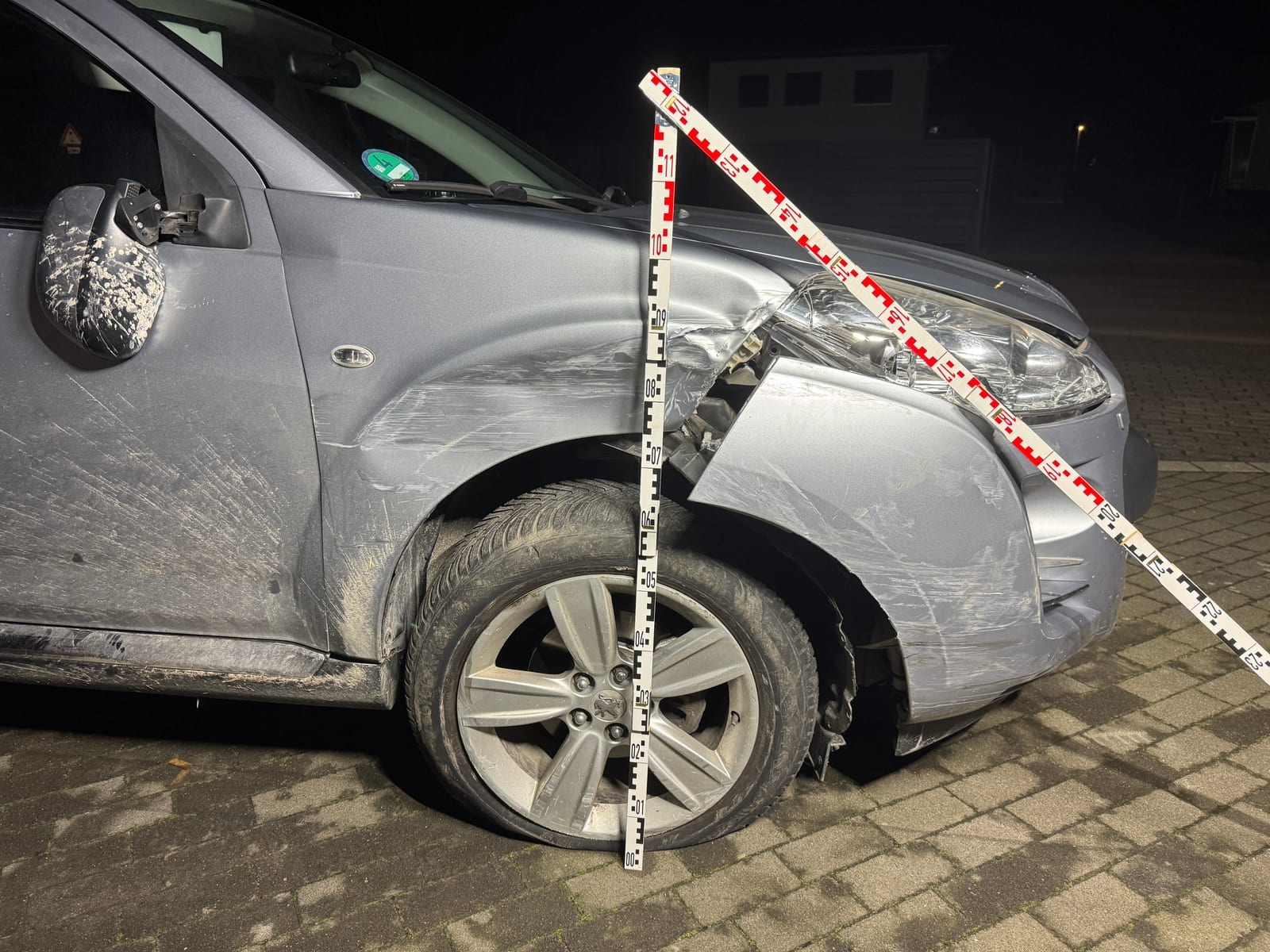 Schadensspuren-Detailaufnahme bei Zweirad-/Pkw-Schadensbegutachtung