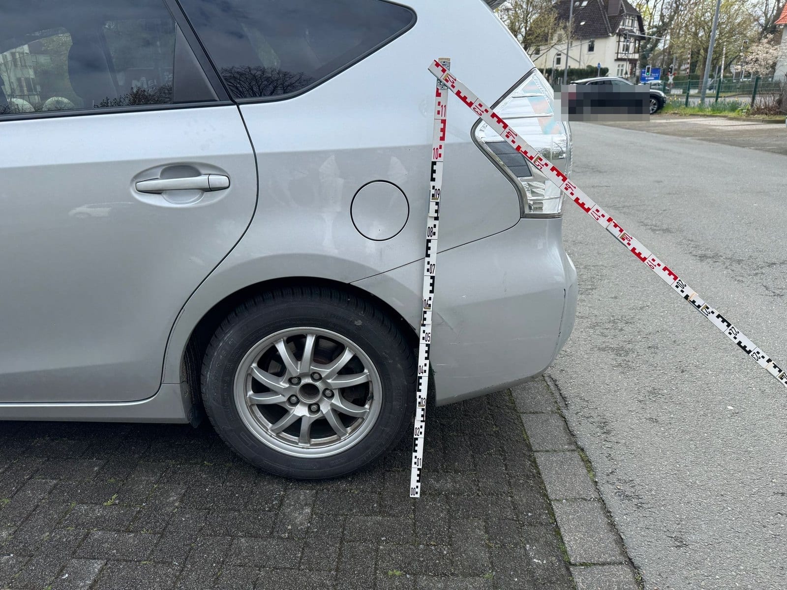 Vermessung am Heck eines verunfallten Toyota Verso — Beweissicherung im Gutachten