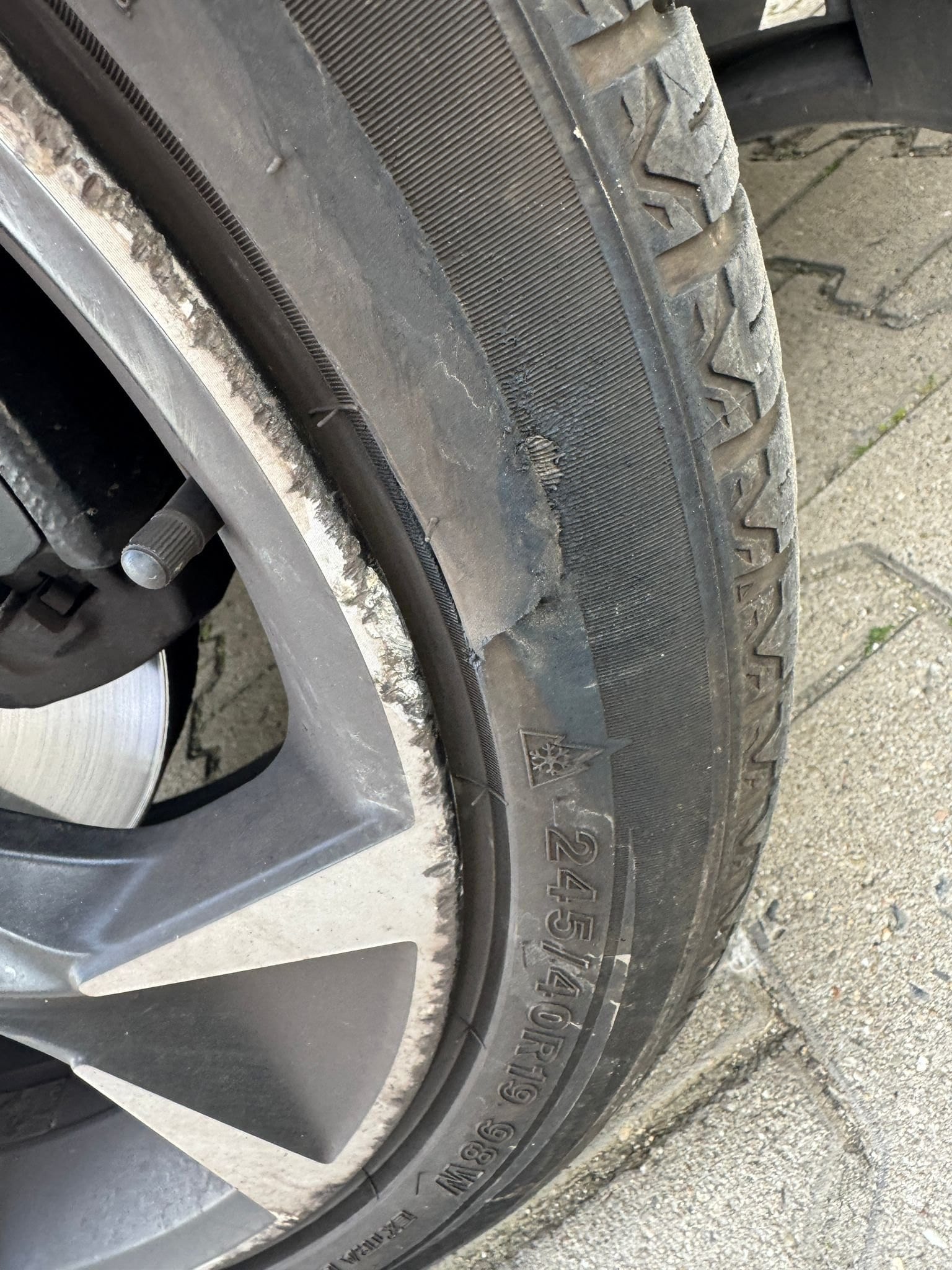 Reifenflanken-Schaden — typische Beweissicherung bei einem Glatteis-Unfall